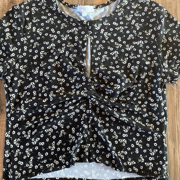 Daisy Keyhole Soft Summer Tee - Picture 5 of 9